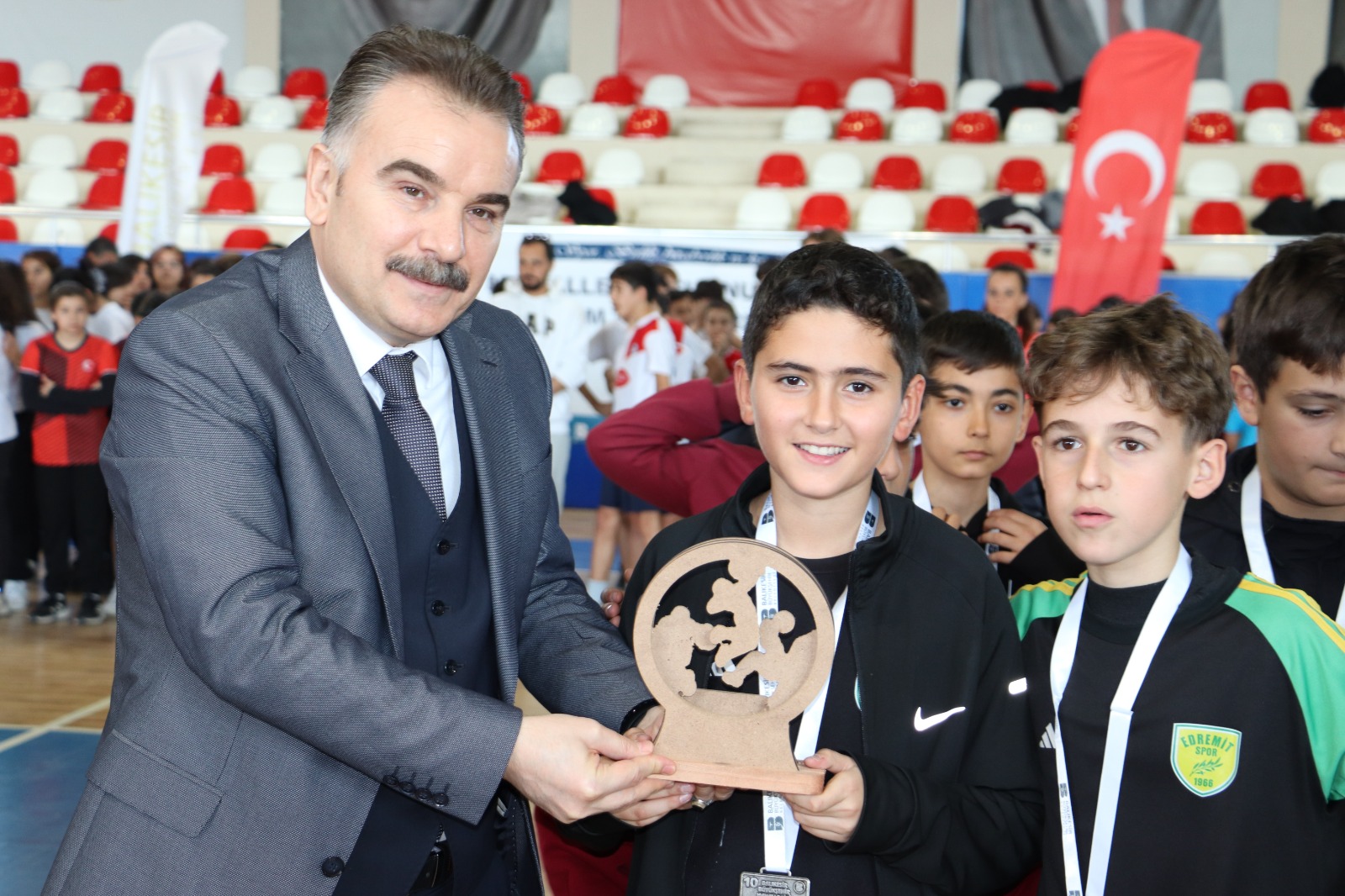 Balıkesir'de 74 takımın katıldığı Mahalle Ligi Futbol Turnuvası ödülleri sahiplerini buldu