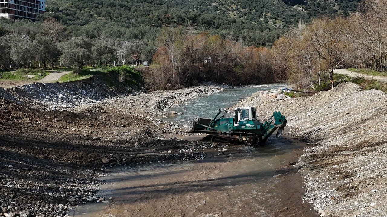 Balıkesir'de yaşanan aşırı yağışlar sonrasında DSİ ekipleri taşkın riskini azaltmak amacıyla akarsularda temizlik çalışmalarına devam ediyor.