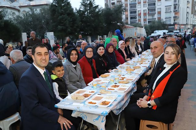 Ak Parti Milletvekili Belgin Uygur, Balıkesir Edremit Kadıköy Mahallesi'nde iftar etkinliğinde buluştu.