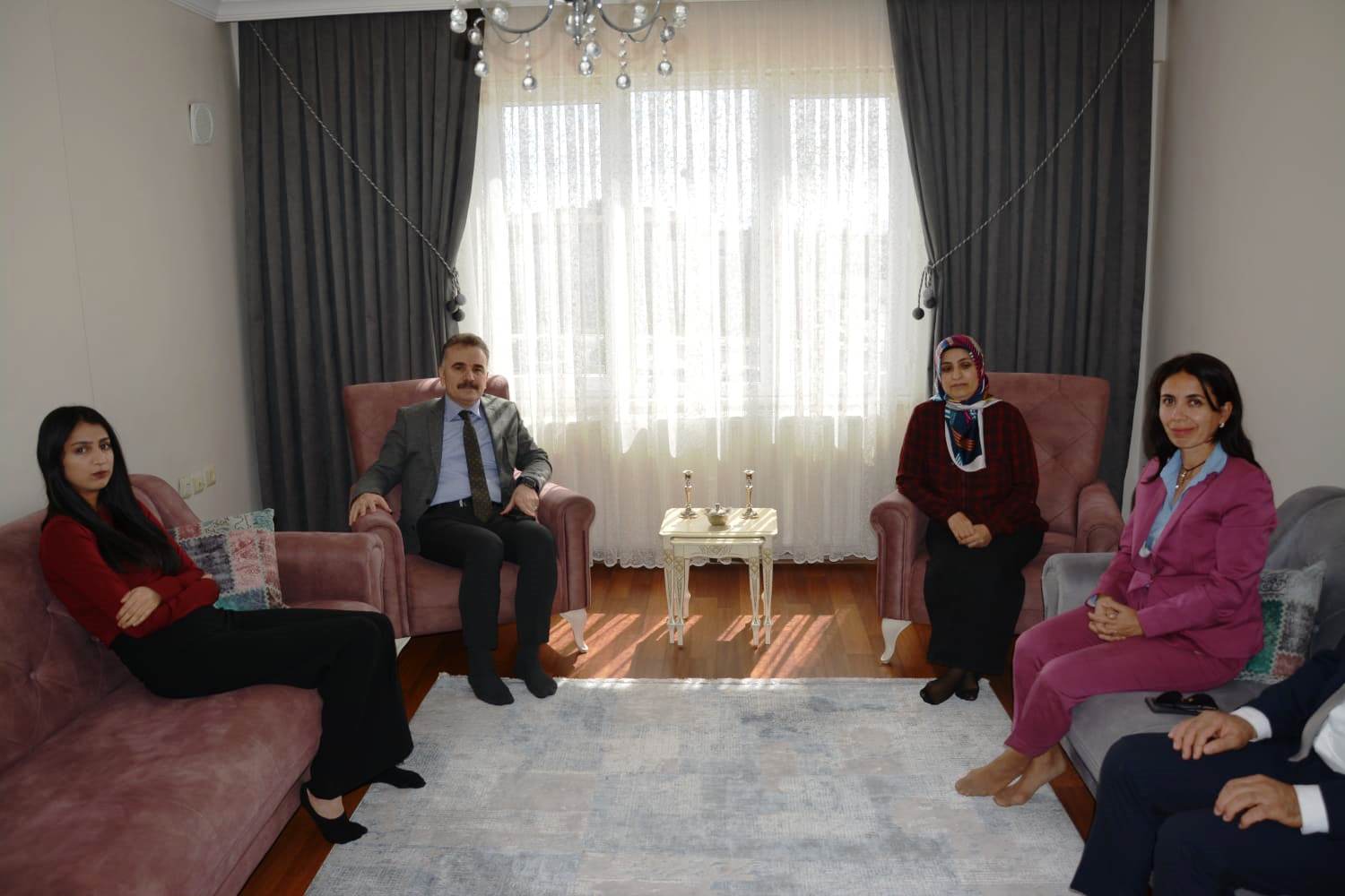 Edremit Kaymakamı Ahmet Odabaş, Şehit Ailelerini Evlerinde Ziyaret Etti