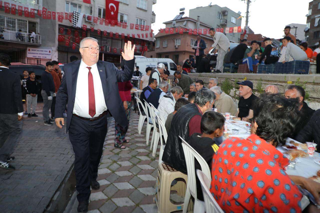 Edremit Belediye Başkanı Mehmet Ertaş, İbrahimce Mahallesi sakinleriyle iftar sofrasında buluştu.