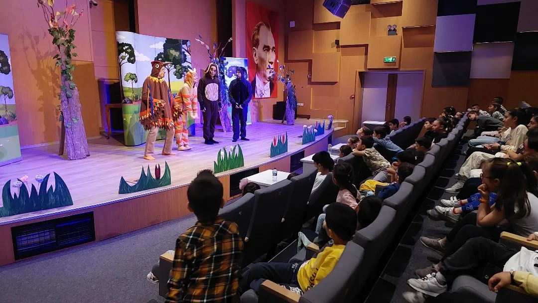 İzmir'de Minik Seyircilere Kahkaha ve Müzik Dolu Bir Çocuk Tiyatrosu