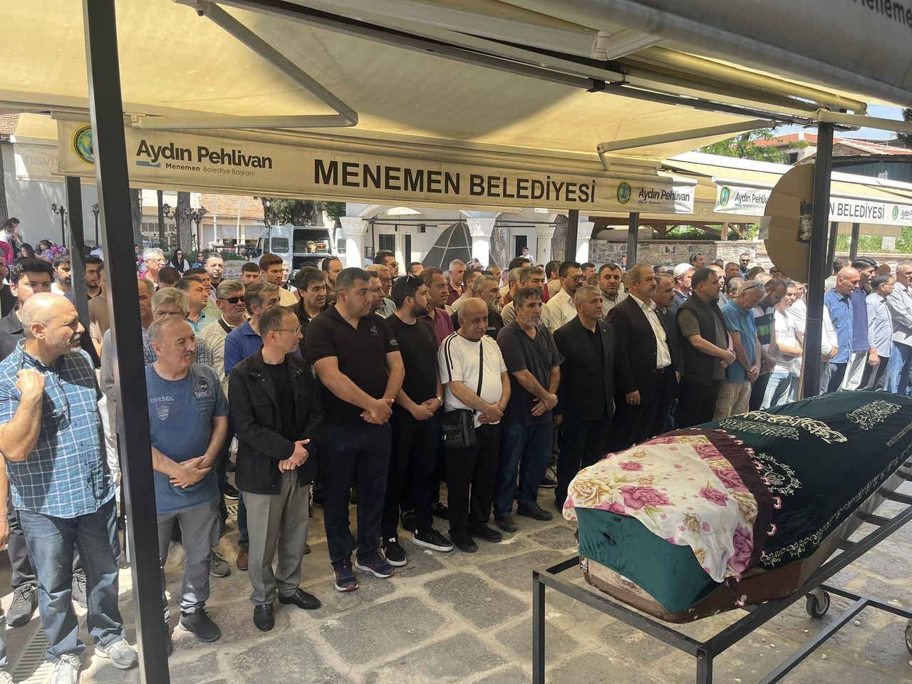 Milliyetçi Hareket Partisi'nden İzmir'de Duygusal Cenaze Töreni