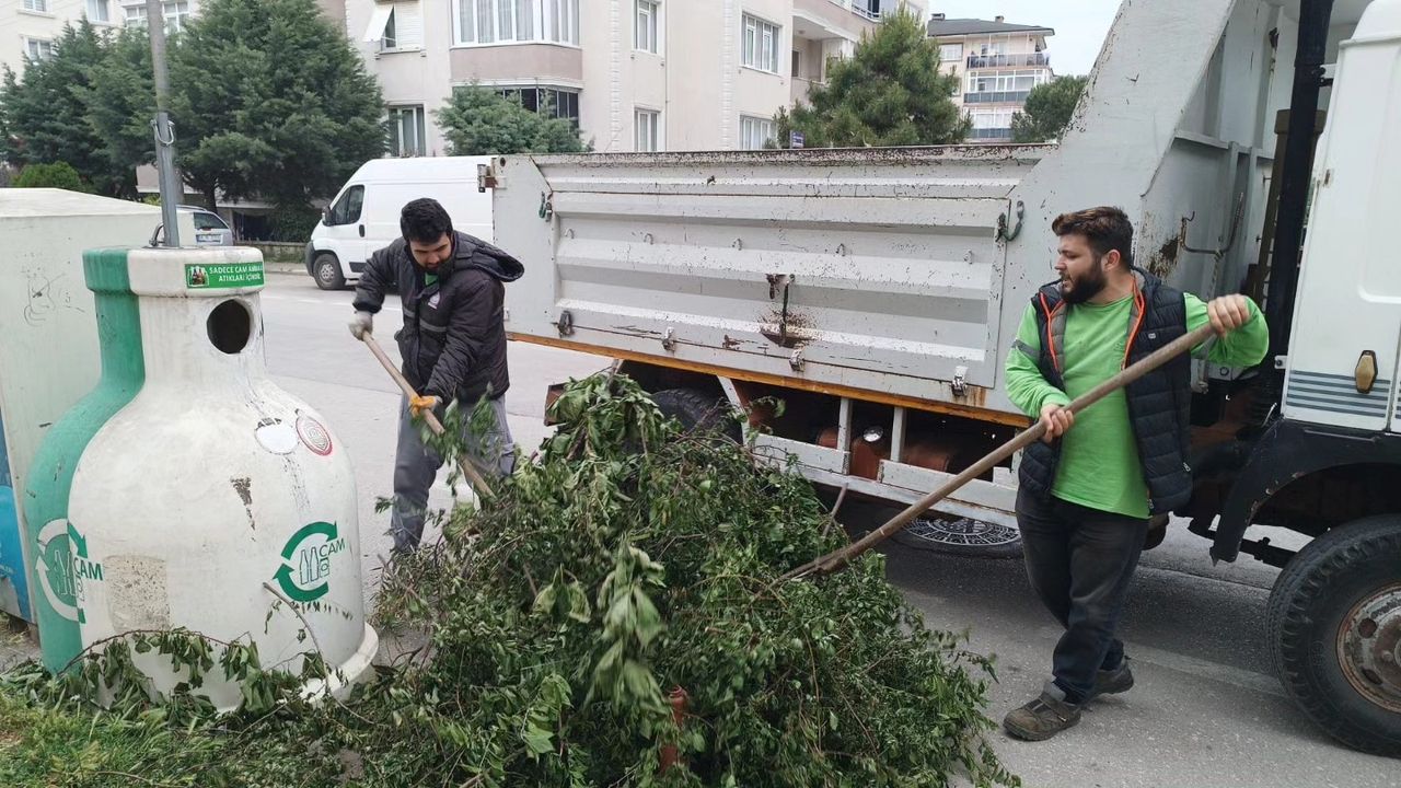 Orhangazi Belediyesi, Temizlik Çalışmalarıyla Hem Çevreyi Hem Toplumu Kucaklıyor