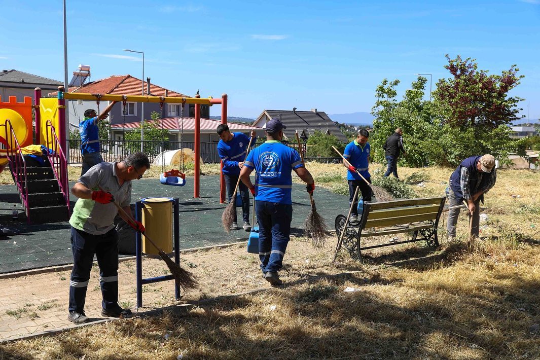 İzmir Buca'da Çevre Düzenlemesi ve Temizlik Çalışmaları