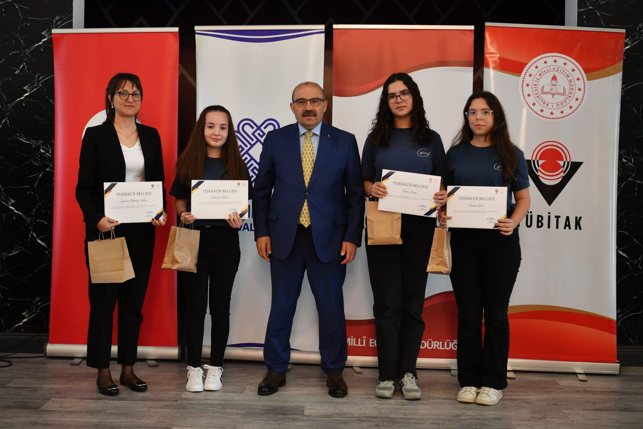 Vali İsmail Ustaoğlu, TÜBİTAK Öğrenci Projeleri Yarışması Bölge Finallerinde Başarı Gösteren Öğrencilerle Bir Araya Geldi