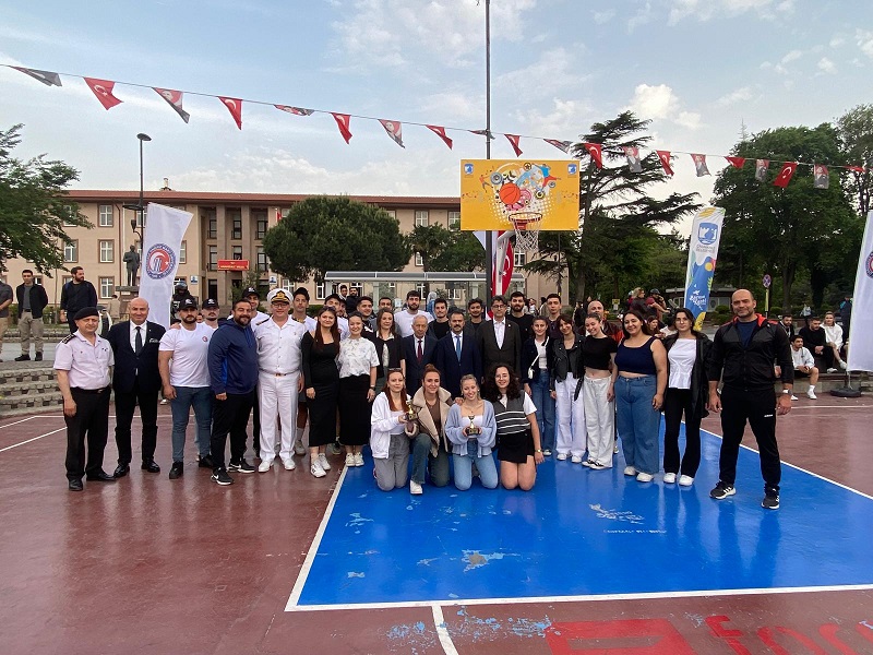 Vali İlhami AKTAŞ, Çanakkale Onsekiz Mart Üniversitesi Spor Şenlikleri'nde 3x3 Basketbol Turnuvasını İzledi