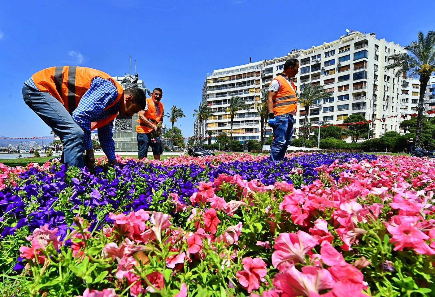İzmir Sokakları Rengarenk Çiçeklerle Süslendi