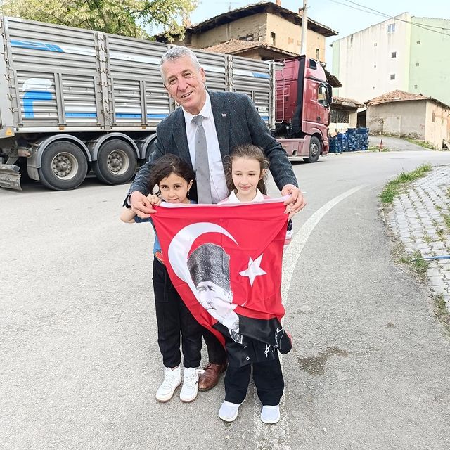 Atatürk Posterli Türk Bayrakları Harmancık’ta Dağıtıldı