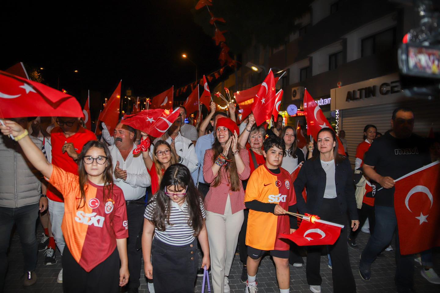 İzmir Çeşme'de 19 Mayıs coşkusu yaşandı