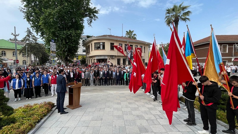 19 Mayıs'ta Atatürk Anıtı'na Çelenk Sunumu Gerçekleştirildi