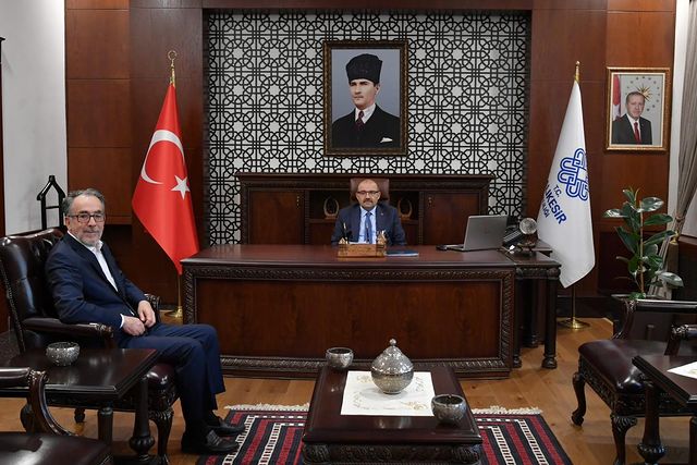 Türk Müziği Sanatçısı ve Yönetmen Özhan Eren, Balıkesir Valisi İsmail Ustaoğlu'nu ziyaret etti