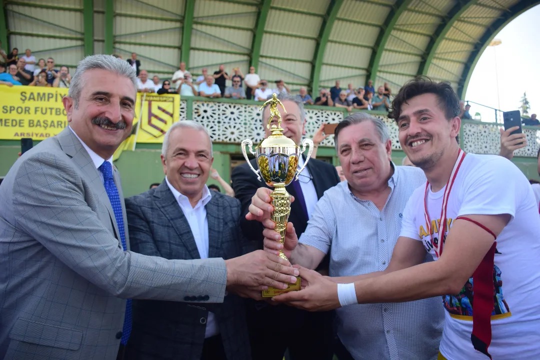 CHP Bursa İl Başkanı ve Nilüfer Belediye Başkanı Livanespor'un Başarısını Kutladı