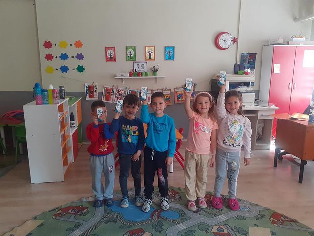 Yenişehir Aydoğdubey İlkokulu'nda Süt Günü Etkinliği: Geleceğin Nesillerine Sağlıklı Beslenme Alışkanlıkları Kazandırılıyor