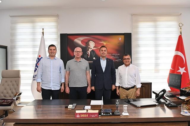CHP Balıkesir Milletvekili Serkan Sarı, Balıkesir Büyükşehir Belediye Başkanı Ahmet Akın ile birlikte Altıeylül Belediye Başkanı Hakan Şehirli'yi ziyaret etti