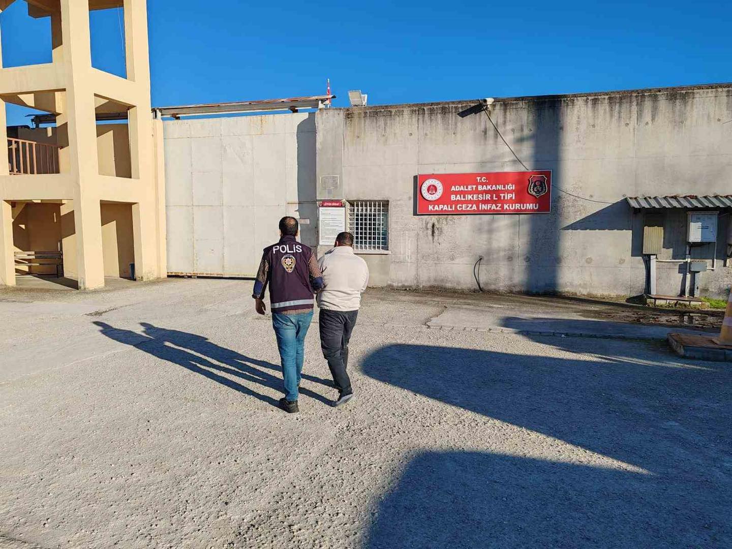 Balıkesir'de Geniş Kapsamlı Polis Denetimleri: 341 Şahıs Yakalandı, Çok Sayıda Uyuşturucu Ele Geçirildi