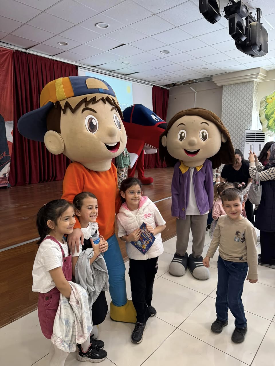 Bayramiç'te Çocuklar Hürküş ve Gökbey Müzikali ile Buluştu