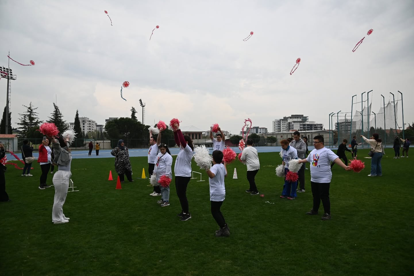 Manisa'da Otizmli Bireylere Yönelik Renkli Uçurtma Şenliği Düzenlendi