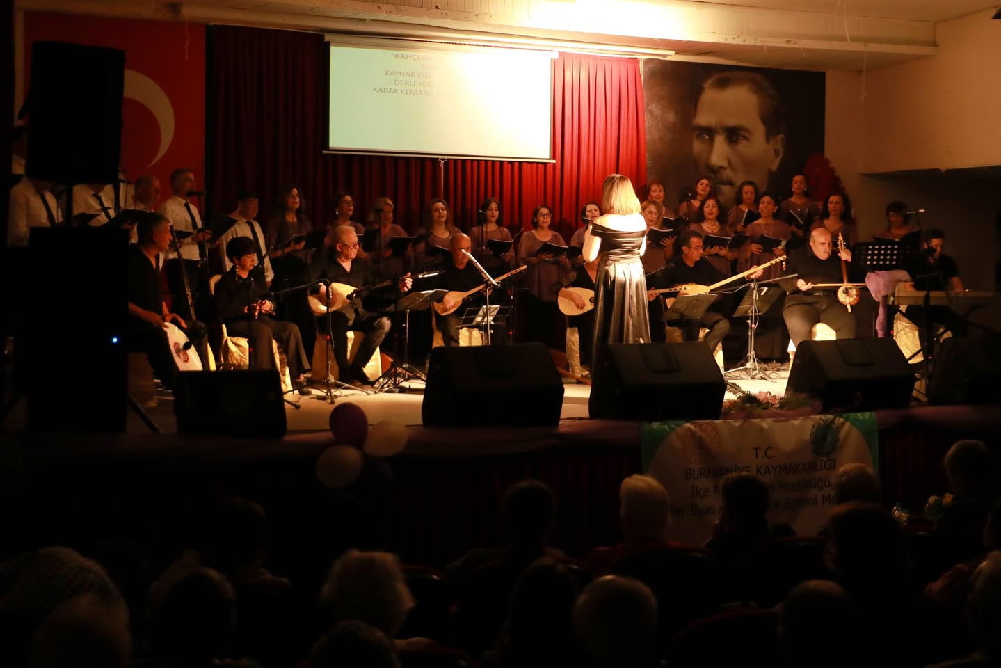 Burhaniye'de Türk Halk Müziği Konseri Sanatseverlerle Buluştu