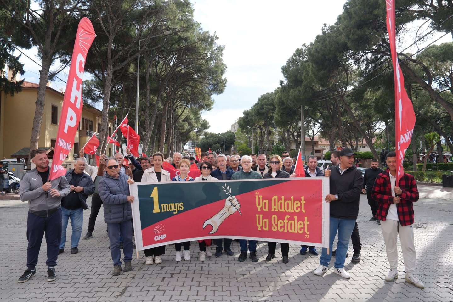 Burhaniye'de 1 Mayıs Coşkusu: Emek ve Dayanışma Bayramı Kutlandı