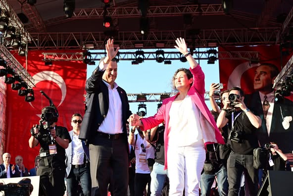 19 Mayıs Coşkusu İzmir'de Yeniden Canlandı: Adalet ve Özgürlük Yürüyüşü