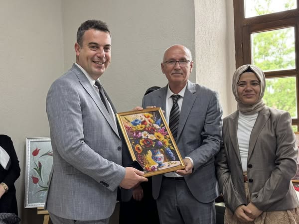 İvrindi Belediyesi Başkan Yardımcısı Keklik, Halk Eğitimi Merkezi Yıl Sonu Sergisini Ziyaret Etti