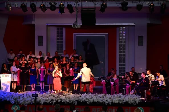 Manisa Büyükşehir Belediyesi Türk Halk Müziği Korosu Unutulmaz Bir Konser Verdi
