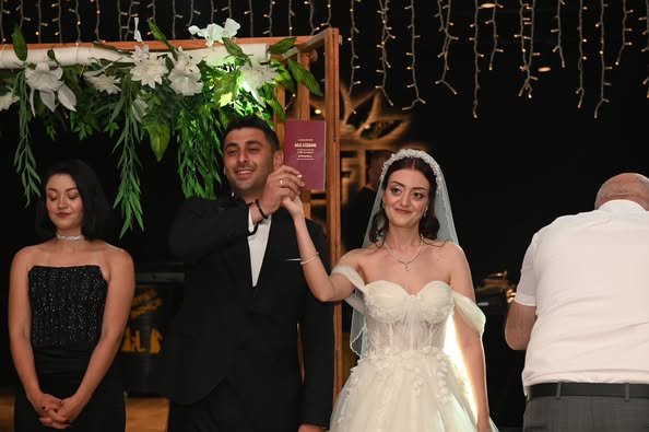 Karesi Belediyesi'nden Yeni Evlenen Çifte Tebrik ve Mutluluk Diler