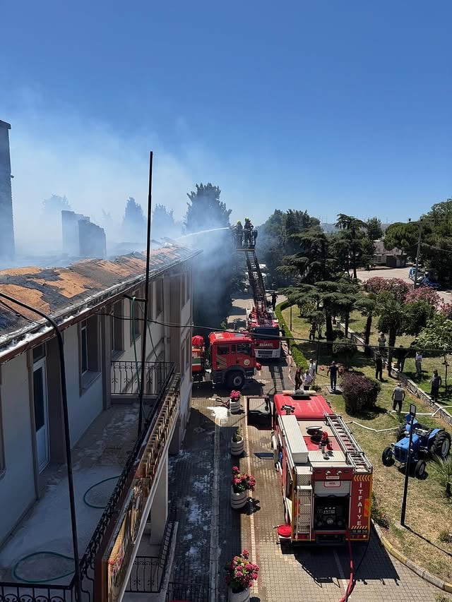 Balıkesir'de Koyunculuk Araştırma Enstitüsü'nde Çatı Yangını