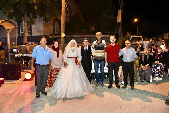 Altıeylül Belediyesi'nden Yeni Evlenen Çiftlere Mutluluk Dili