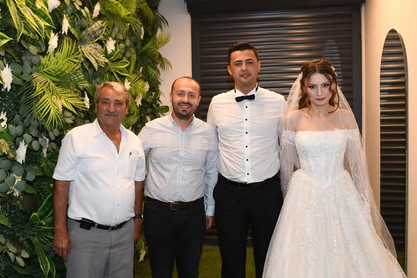 Altıeylül Belediyesi Başkanı Mutlu Çifti Düğünlerinde Kutladı