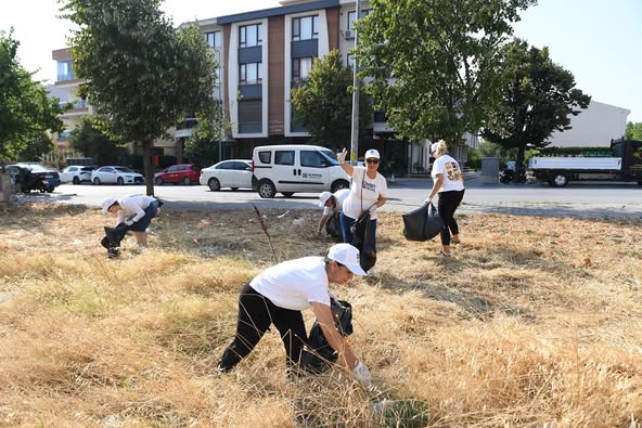Altıeylül'de Gönüllü Kadınlardan Temizlik Etkinliği