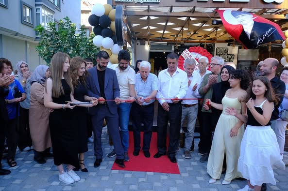Bıte Brew Fast Food'un Açılışı Altıeylül Belediye Başkan Yardımcısı Baha Torun Tarafından Gerçekleştirildi