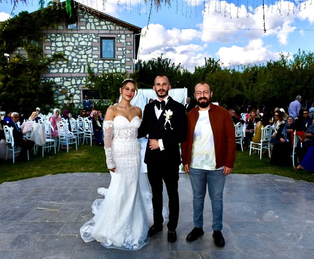 Altıeylül Belediye Başkan Vekili Doğaç Arabacı, Yeni Evli Çifti Yalnız Bırakmadı