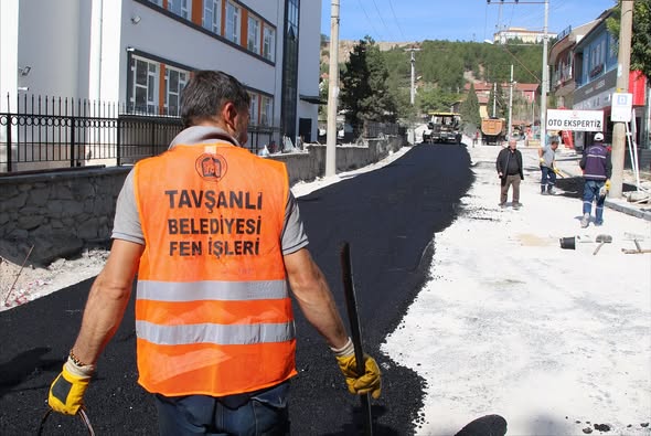 Tavşanlı'da Tunçbilek Caddesi'nde Asfalt Çalışması Tamamlanmak Üzere