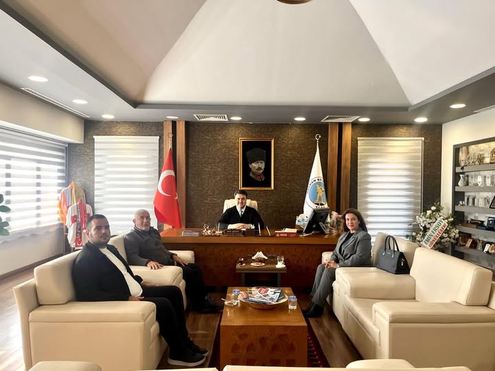 AK Parti Ayvalık İlçe Başkanı Betül Akın, Havran Belediye Başkanı Emin Ersoy'u Ziyaret Etti