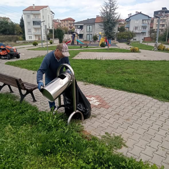 Bigadiç Belediyesi Temizlik Ekipleri İlçenin Dört Bir Yanında Çalışmalarını Sürdürüyor