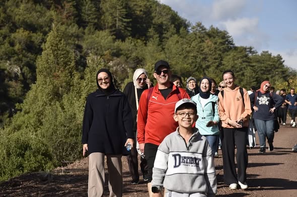 Dursunbey'de Doğa Yürüyüşü: Sakız Yaylası'nın Eşsiz Güzellikleri Keşfedildi