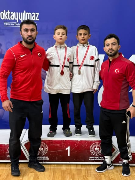 Tavşanlı Belediyesi Güreş Takımı, Bursa'daki Turnuvada Çifte Madalya Kazandı