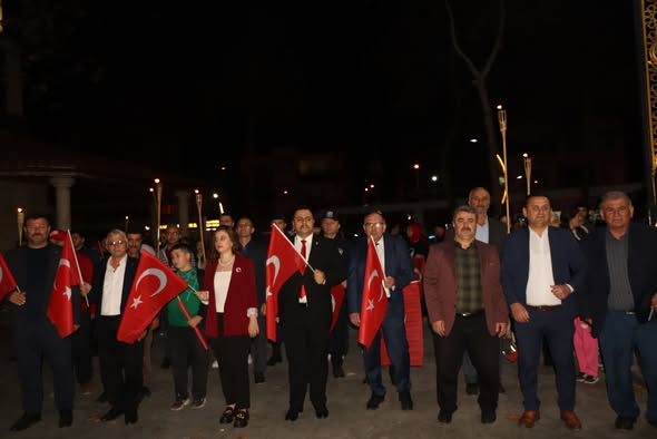 Ayvacık'ta 29 Ekim Cumhuriyet Bayramı Coşkusu: Bando ve Fener Alayıyla Kutlama