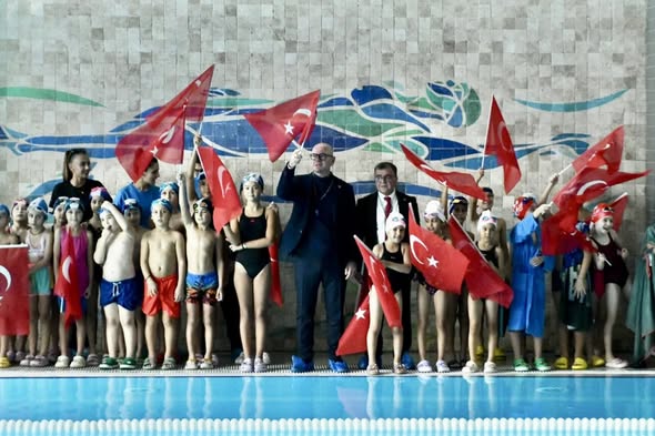 Altıeylül'de Minik Kulaçlarla Cumhuriyet Coşkusu