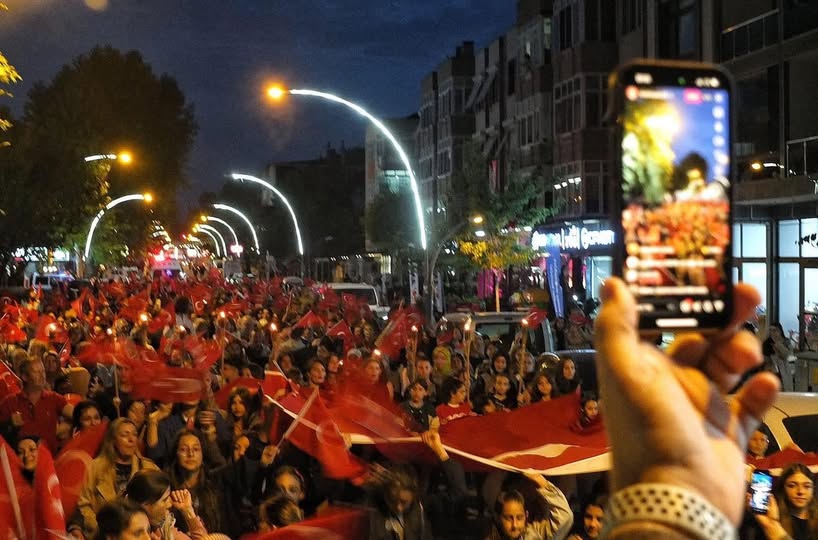 Gönen'de Cumhuriyet Bayramı Coşkusu: Fener Alayı ve Konserle Kutlama