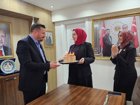 AK Parti Balıkesir İl Başkanlığı Üyelerinden Sürpriz Doğum Günü Kutlaması