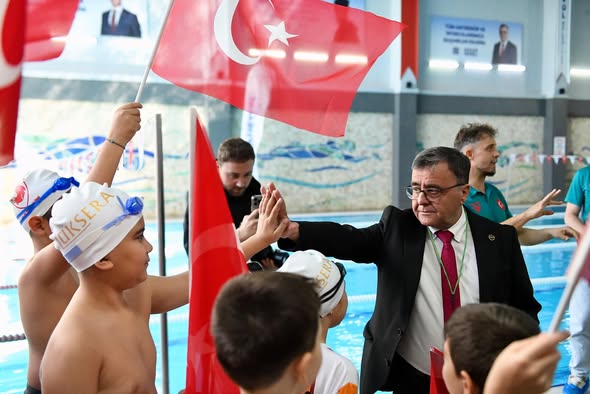 Altıeylül Belediyesi Minik Kulaçlar Yüzme Etkinliği'ne Yoğun İlgi