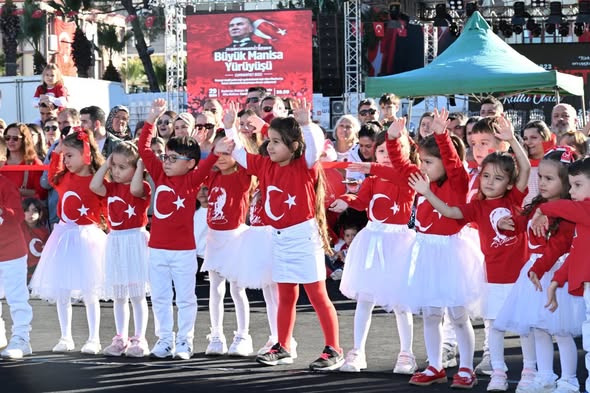 Manisa'da Cumhuriyet Bayramı Coşkusu: Çocuklar Unutulmaz Bir Gün Yaşadı