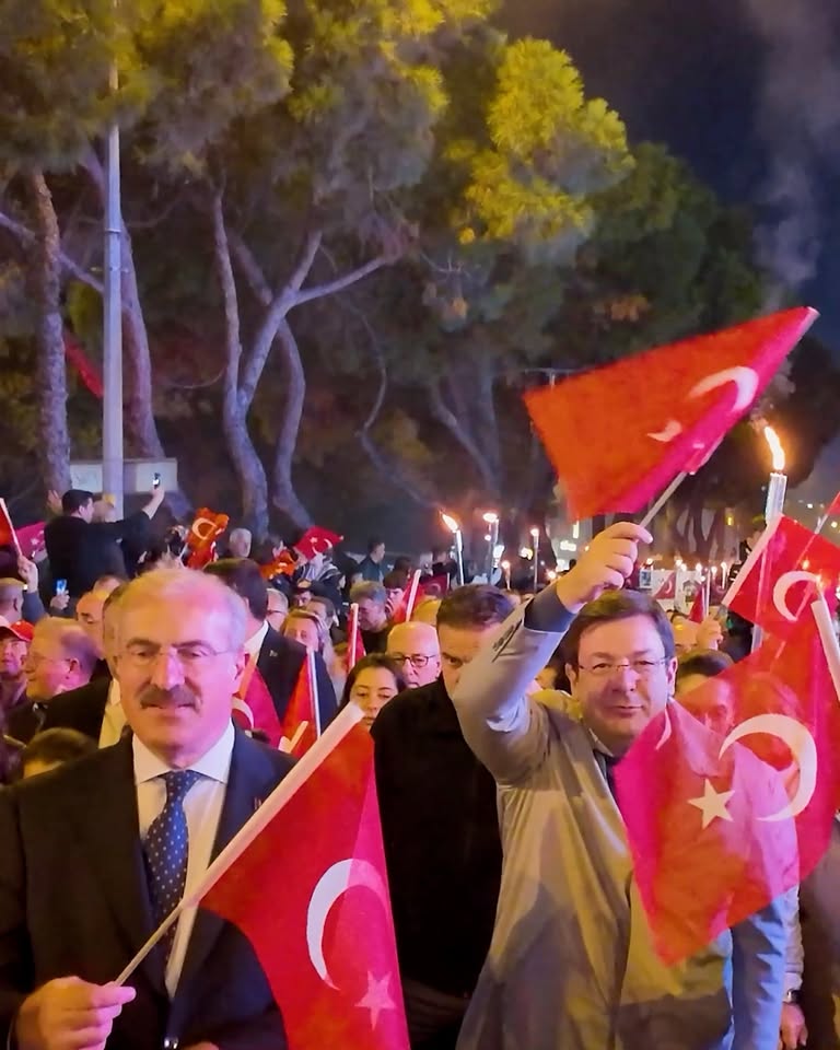 Çanakkale'de Cumhuriyet Coşkusu: Fener Alayı ile 102. Yıl Kutlaması