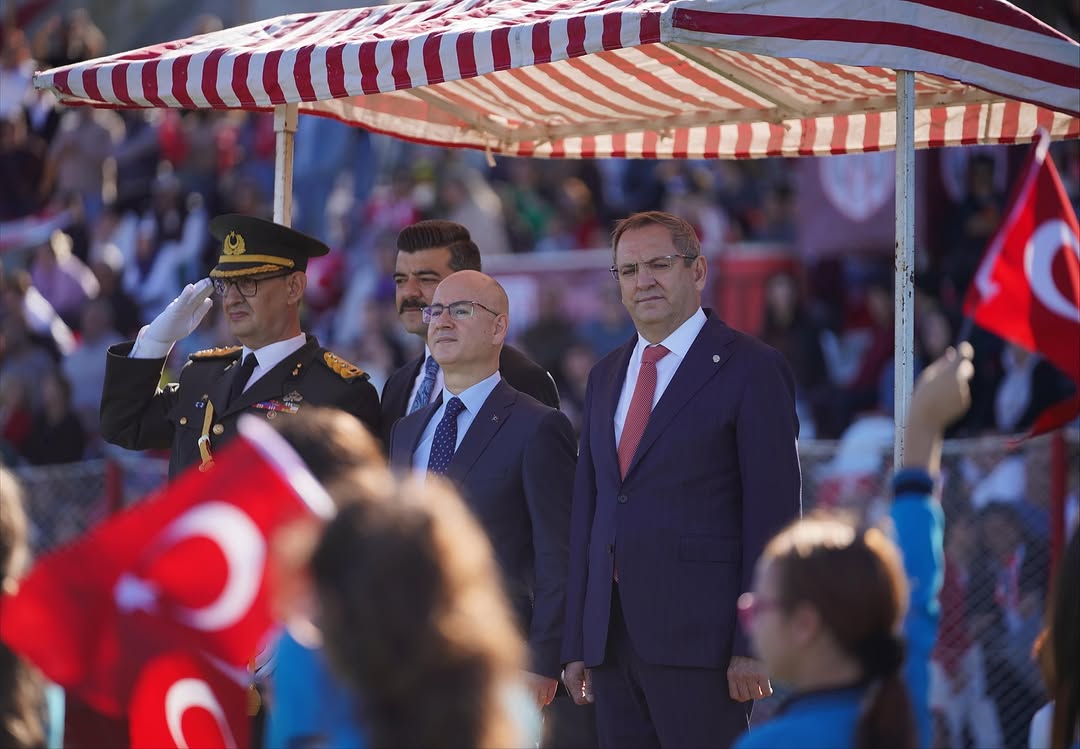 Ayvalık'ta Cumhuriyet Coşkusu: Stadyumdan Taşan Kalabalık