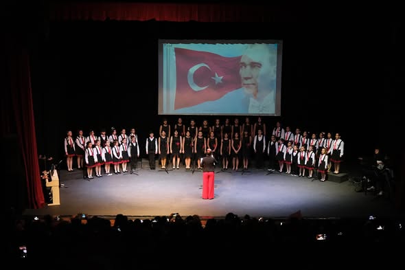 Altıeylül'de Cumhuriyet Coşkusu: Söyleşi ve Koroyla 102. Yıl Kutlaması
