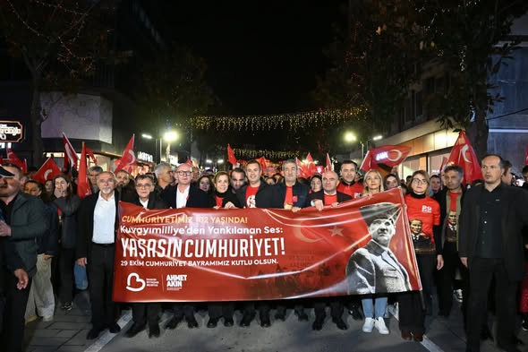 Balıkesir'de Cumhuriyet Coşkusu: Binlerce Kişi Cumhuriyet Kortejinde Buluştu