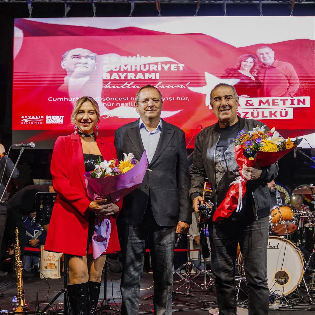 Ayvalık'ta 102. Yıl Cumhuriyet Coşkusu: Fener Alayı ve Konserle Kutlama